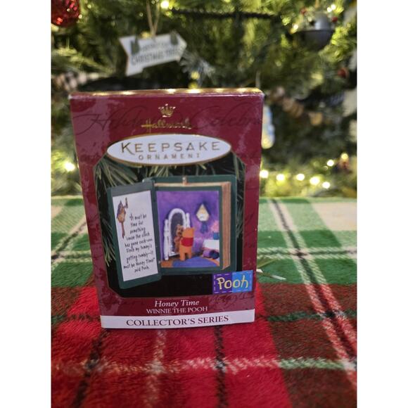 Hallmark Keepsake Ornament 1999 Honey Time Winnie the Pooh Series Book #2 ! - Picture 1 of 5